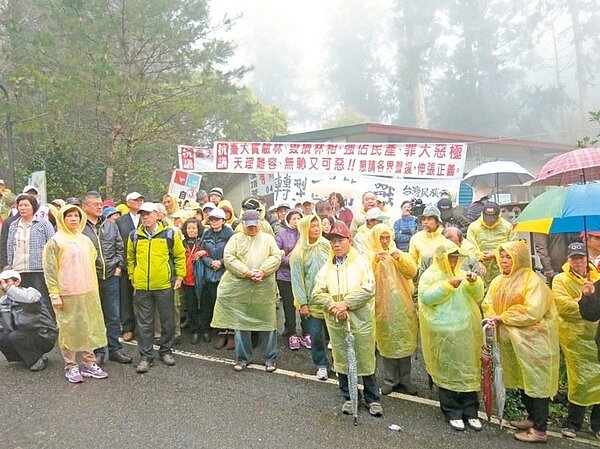 台灣原墾農民後代莊浚鑫被判拆屋還地,南投地院上午執行拆除,地主及聲援人士齊聲抵抗。 記者黑中亮/攝影