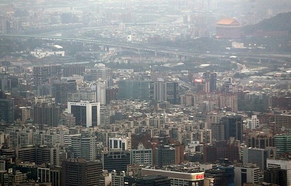 土壤液化潛勢區資訊查詢系統上線,其中台北市不少精華區被列入土壤液化潛勢區,圖為台北市中山區、基隆河沿岸附近。 記者胡經周/攝影