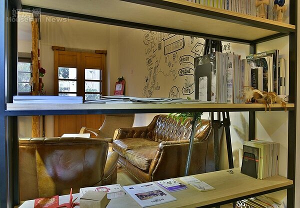 4.為了化解前門通後門財氣難聚的風水忌諱,曾定鈞在兩者之間擺了鐵架書櫃隔開。