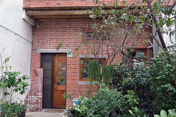 2.這間兩層樓的百年古厝,紅磚外牆看得出歲月的痕跡。