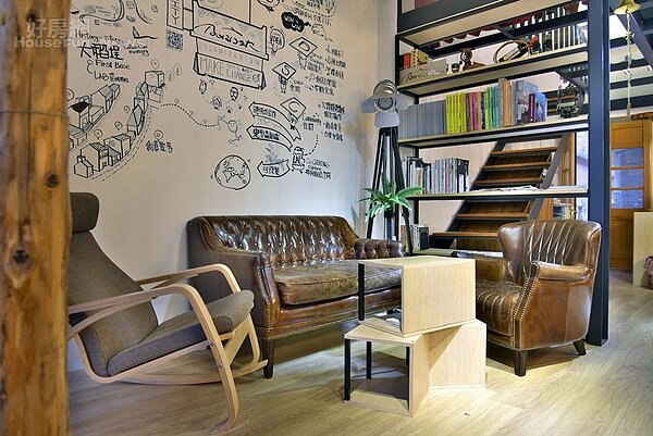 3.原為三進式長型格局老宅,仿舊皮沙發迎合整體懷舊氛圍。