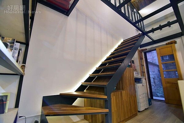 6.空間走帶點簡約感工業風,包括鐵架書櫃、樓梯等皆故意挑選鐵件元素。