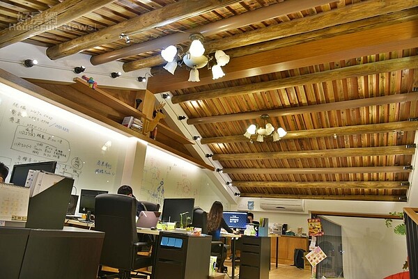 7.閣樓辦公室區同時也兼具倉庫功能。