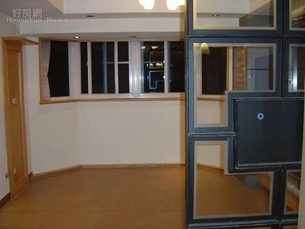 3. 住家運用鐵架屏風,在當時算是十分前衛。