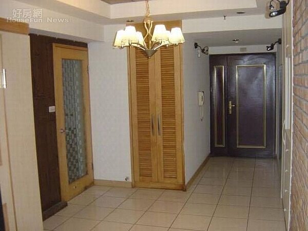 2. 1995年買的第一間房位於土城,裝潢相當講究。