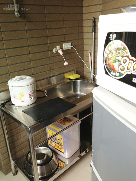 10. 陽台另闢葷的廚房,打理狗狗與先生的三餐。