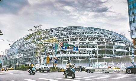 
去年5月停工至今，大巨蛋斑斑鏽蝕。（本報資料照片）
 