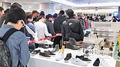 搶購限量鞋　擠到都吐了