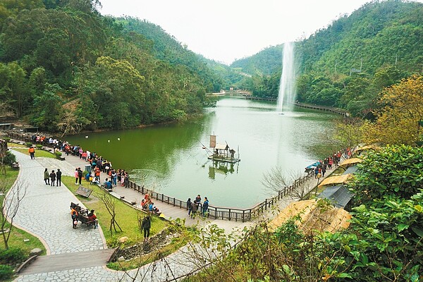 宜蘭縣長埤湖環湖步道目前只有東側，為讓民眾也能欣賞到西側的美景，三星鄉公所正在進行步道加長擴建。 記者吳佩旻／攝影