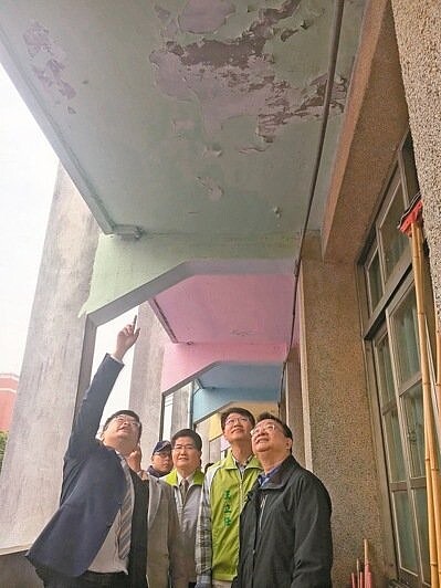 梧棲國小北棟教室為海砂屋,走廊的天花板整片剝落。 記者余采瀅/攝影