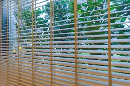 採用百葉窗固然可以兼顧採光與隱私，但是在灰塵清潔上卻比較麻煩，想要採用的準屋主們要多考量。
