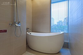 扣掉公設後，室內面積約為35坪，打造成2+1房的格局綽綽有餘。因此為了提升質感，主衛浴設備中的浴缸不採用低價一體成形的傳統固定式浴缸，而是開放讓入住的屋主自行決定。
以這個設計案而言，設計師採用的是彎月形符合人體工學的獨立式歐式浴缸，搭配大片落地窗，大幅提升入浴氛圍。