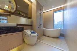 主臥室的浴室採全開放空間設計，且馬桶部分為高級進口款。開放式設計固然可以增加空間感，但要特別注意的是在花灑設計在浴缸與馬桶便作之間，亦即在沐浴時馬桶也容易被水噴到。