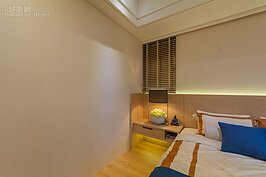 主臥室床頭兩扇小窗也是掛上木片百葉窗。
夜間照明部份，床頭左右邊桌採下半部簍空設計，並加入了照地燈，方便主人夜間起床喝水或上廁所時不用摸黑找室內燈開關，且不會打擾到另一半。