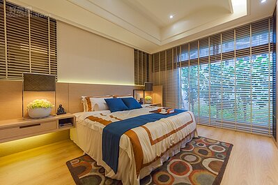 開放空間二加一 裝潢費兩百萬有找 主臥室除了有一大片對外窗外 在床 頭部分也有左右兩片小窗 窗簾不採用時下流行的布質窗簾 而是採用木片百葉窗 呼應中國風木質溫暖的設計主軸 燈光部分 設計師略降低天花板高度以容納led嵌燈 床頭與邊桌則採用間接照明 讓夜間的