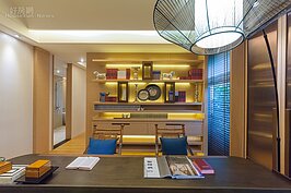 所謂的2＋1房中的1房大都作為書房使用。這個設計案中也是將1房作為書房。但較為特別的地方在於書房與客廳並沒有任何的牆面作為區隔，而是以開放的姿態連接客廳，增加客廳的寬廣視覺。
為了強調中國古典風味，設計師採用深色大型木質書桌，以及印象中是阿嬤家的竹椅子作為印象凸顯用。另外還由書桌邊延生出如竹子燈籠般樣態的立燈，整體質感更為親人。