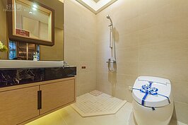 次主臥就沒有浴缸的設計，但與主臥一樣同採開放空間設計，若有泡澡需求也可以縮小洗手台，增加的空間就可放入小型的浴缸。