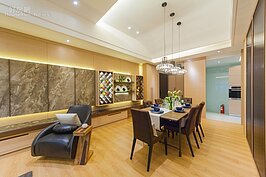 此設計案中室內高度較一般主流3米2為高。天花板高度高雖然讓整體空間不會顯得這樣有壓力，但也會有過於空曠而感覺冷了一點。因此設計師在這個設計案中天花板部分採用多種高度組合設計，讓空間更為立體也更有變化。