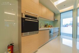 線條簡潔沒有多餘累贅設計的廚房。照明部份採用間接照明，可更提升質感。