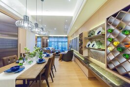 由書房、客廳到餐廳，整體空間採完全開放式，就連客廳電視牆面的設計元素也一併延伸到餐廳。