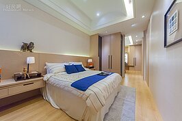 次主臥的樣子。頂部天花板設計與餐廳一樣，採多種不同高度組合，不會給睡在床上的人壓迫感，又保有溫暖的感覺。