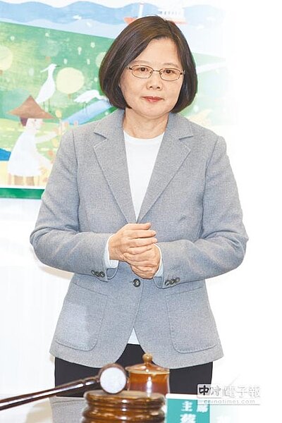 民進黨新政府520就職前,大陸宣布與我前友邦甘比亞建交,此一動作被解讀為是對總統當選人蔡英文(見圖,本報資料照片)的下馬威。針對中甘建交,蔡英文表示,希望「這不是針對性作為」,並表示外交沒有藍綠,需要全體國人團結面對。