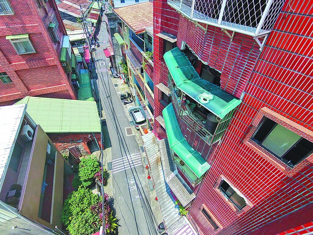 新北市淡水區重建街某公寓2日發生外牆磁磚及混凝土塊大面積剝落。（民眾提供／張鎧乙新北傳真）
