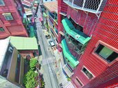 淡水公寓外牆崩落　急拆危險土塊