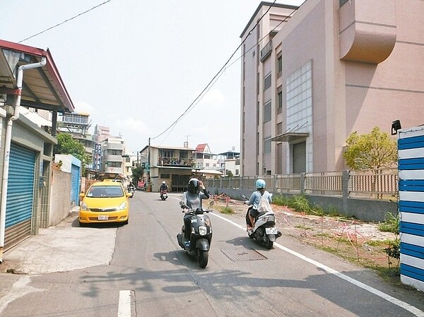 屏東市林森路一巷下周四封路清除柏油路面。 記者蕭雅娟／攝影