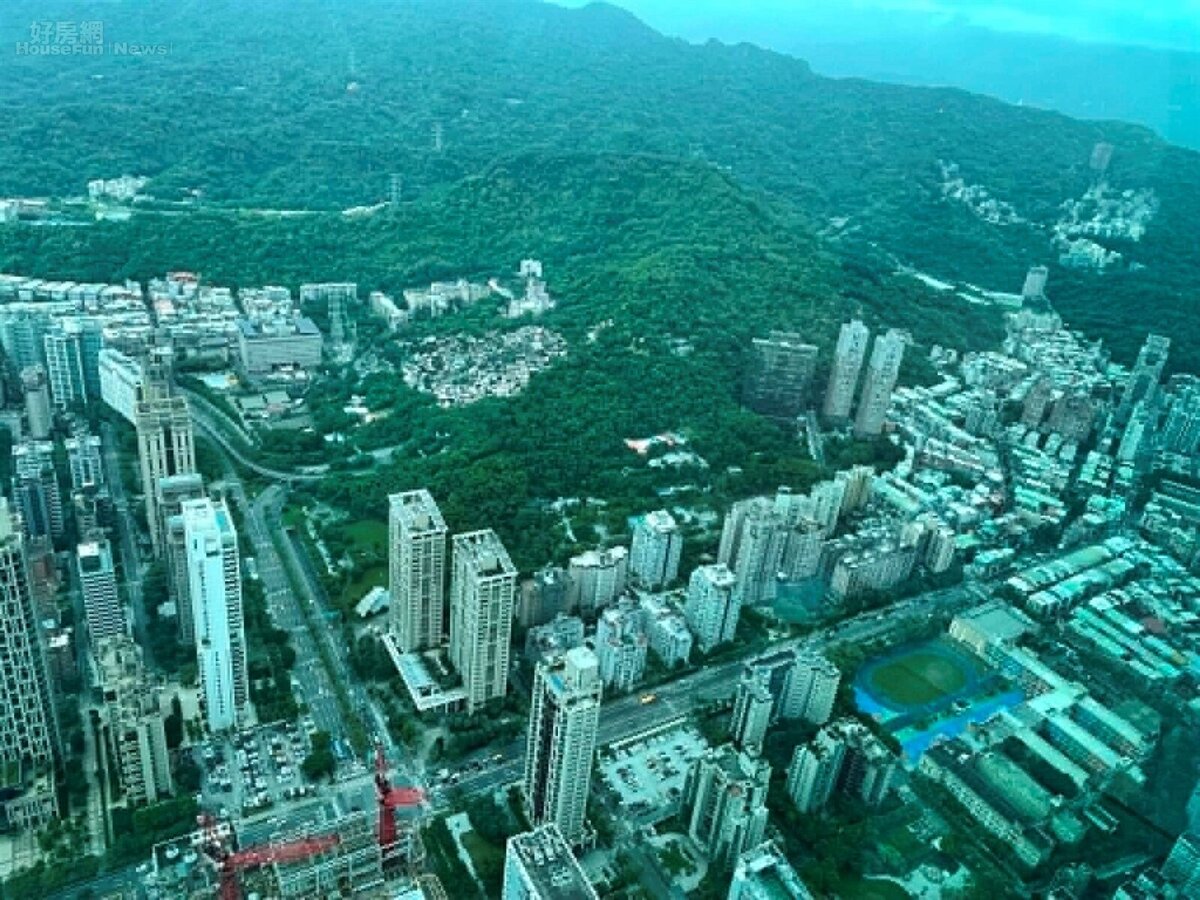 從台北101觀景台遠眺象山。圖／好房網News記者李彥穎攝