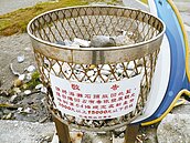 陸客撿石　桃機攔百公斤