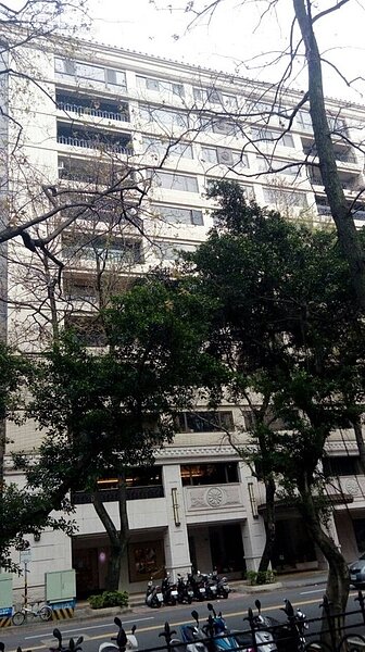 4.「逸仙」僅管屋齡高,大樓外觀仍十分新穎。