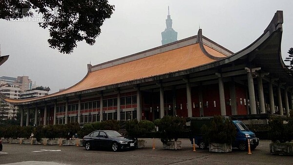 8國父紀念館提供附近居民休憩運動的空間。