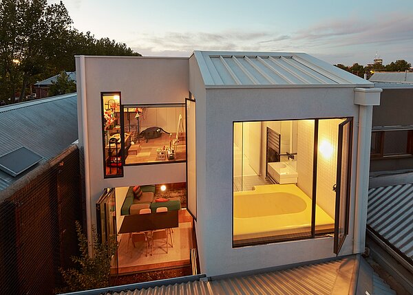 建築師設計出一款絕妙的房子，讓帶著三個小孩的媽媽得救了。（翻攝自dezeen）