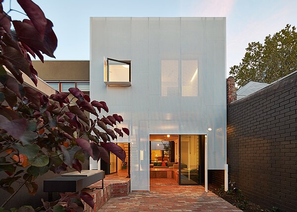 建築師設計出一款絕妙的房子，讓帶著三個小孩的媽媽得救了。（翻攝自dezeen）