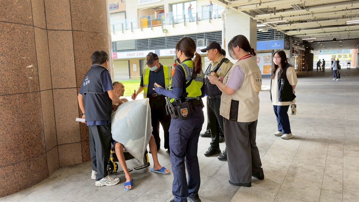 為管理台中車站場域秩序，中市府啟動街友行李集中管理措施。圖／台中市政府交通局提供
