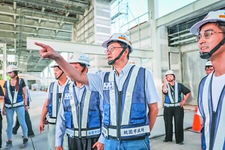 
可負擔住宅是桃園市長張善政（中）最重要政見之一，秉持理工男務實性格，他希望提出的政策要跟得上市民期待。（蔡依珍攝）
