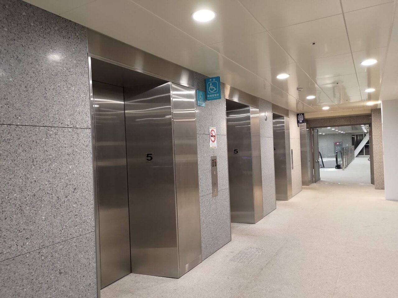 北市規模最大、一千四百戶的南港機廠社宅，去年底陸續入住，但電梯報修竟高達九十三次，光今年五月報修就達四十四次，多次出現巨大異音、下墜，令居民惶恐不安。記者林麗玉／攝影 