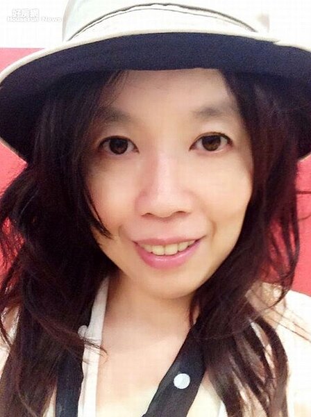 1. 補教名師楊馨推出新書《宅女飛揚心-城市收租集》,分享投資房地產的經驗。2. 楊馨買下台北市好地段的舊公寓,重新裝潢做分租套房。3. 公寓分租套房,床、沙發、書桌、冰箱都一應俱全。4. 為房客著想,設有獨立的洗衣機與衛浴設備。5. 位於文山區的挑高套房,楊馨多是以二線區域來養一線的房子。6. 經過裝潢佈置的房子,無論出租或買賣都有加分的效果。7. 信義區新成屋的小二房,擁有現代簡約風格。8. 美侖美奐的裝潢搭上捷運題材,租金也能上漲。9. 有限的空間仍擁有獨立的廚房與餐桌。