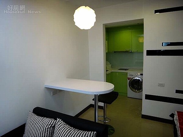 9. 有限的空間仍擁有獨立的廚房與餐桌。
