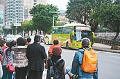 基北快捷公車好擠　等4班都客滿