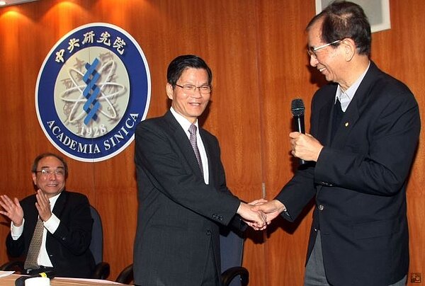 中研院院長翁啟惠被周刊爆出女兒是生技公司大股東。(番社僑委會官網)