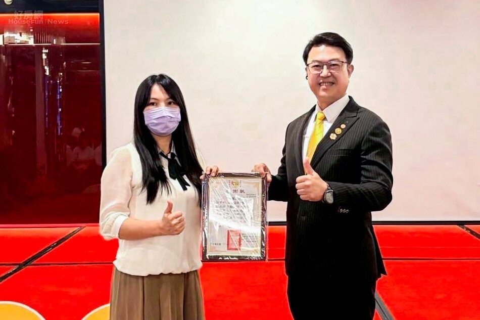 五甲教養院長田怡君(圖左)頒發感謝狀，由永慶不動產暨永義房屋台南經管會長蔡武霖代表受贈。圖／永慶房產集團提供
