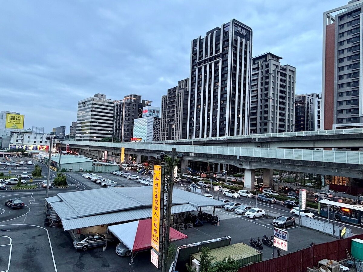 新北產業園區站周邊。圖／好房網News記者蔡佩蓉攝影