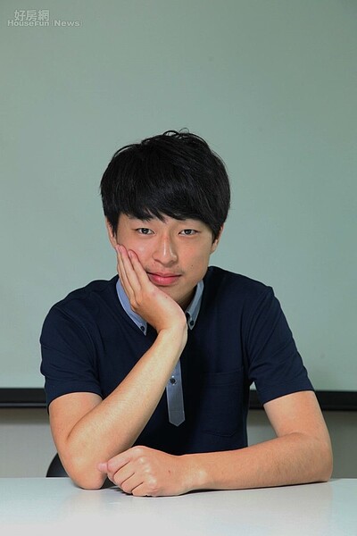 1.羅右宸才25歲就有30間房收租。