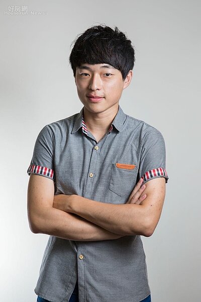 2．羅右宸大二開始迷上房地產。
