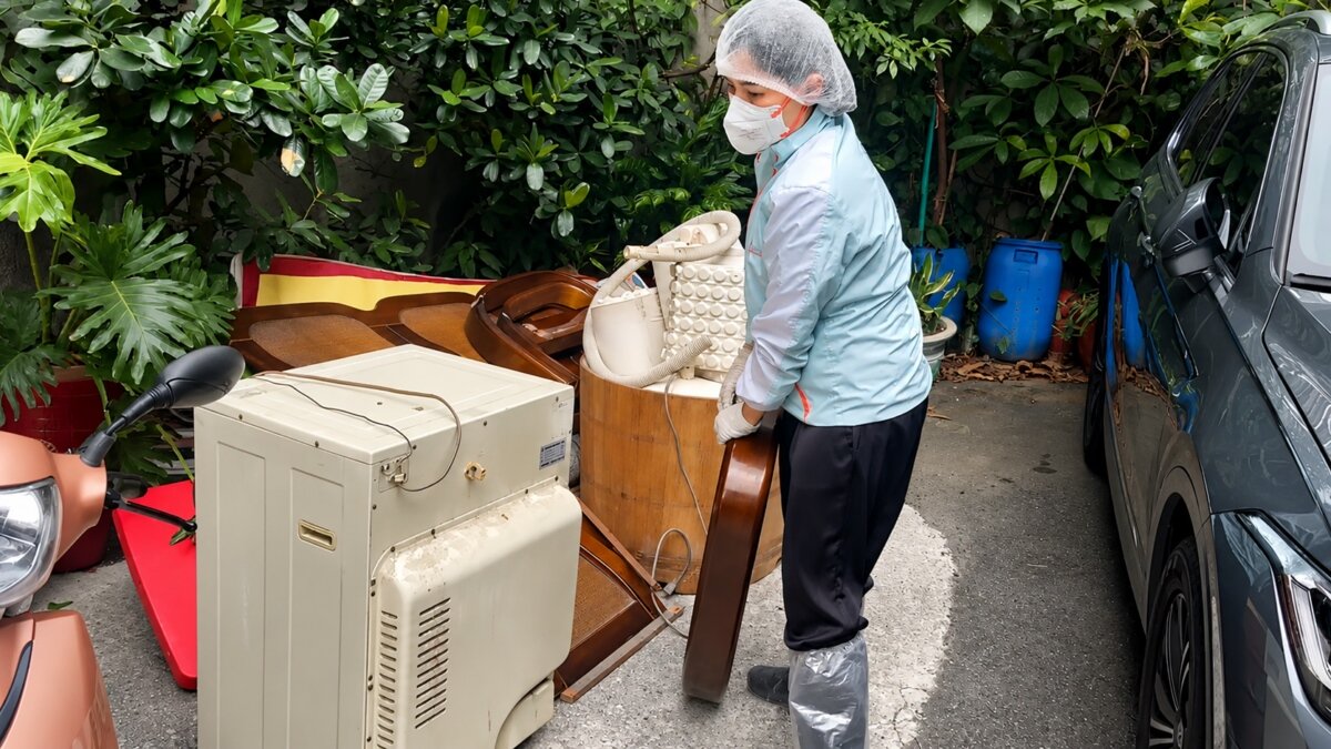 專業清潔團隊全副武裝進場，將滿屋的大型家具與垃圾分流清運，並準備進行深層消毒。（圖片／立達欣業有限公司）