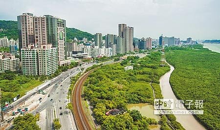 
央行管制鬆綁有助提振房市？房產業者普遍持保留態度。圖為淡水紅樹林旁包括南加州等成排的豪宅群。（本報資料照片）
 