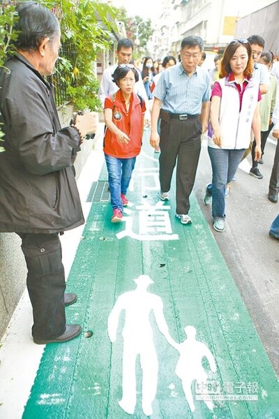 
台北市長柯文哲（右二）推動「鄰里交通改善計畫」，30個里報名，僅3個里達標，柯痛批「有些里根本來亂的」。（張立勳攝）
 