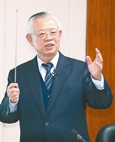 彭淮南宣布鬆綁豪宅以外的針對性信用管制措施,他透露目前投機客「很少、很少、很少」。 記者王騰毅/攝影